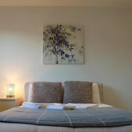 2 Bedroom Flat With Balcony Views Of Arthur's Seat إدنبرة