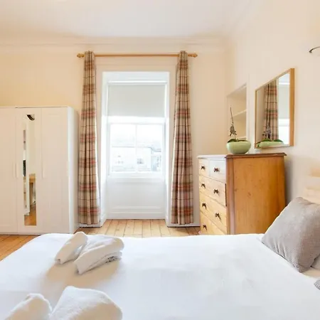 Spacious Traditional 3 Bedroom Flat In New Town *