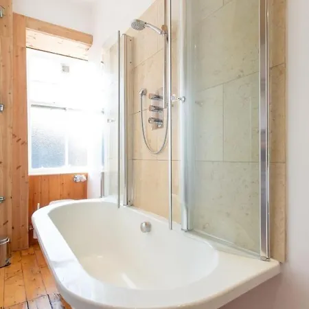 Spacious Traditional 3 Bedroom Flat In New Town *