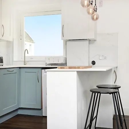 Joivy Contemporary Royal Mile With Balcony Edinburgh