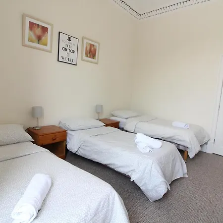 Two Bedroom Victorian With Free Parking Apartment Edinburgh