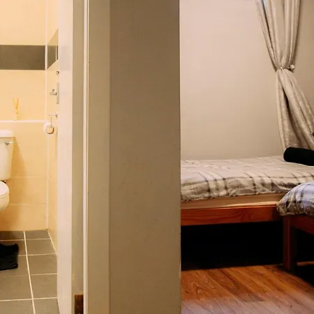 Backpackers - Over 18s Only 호스텔