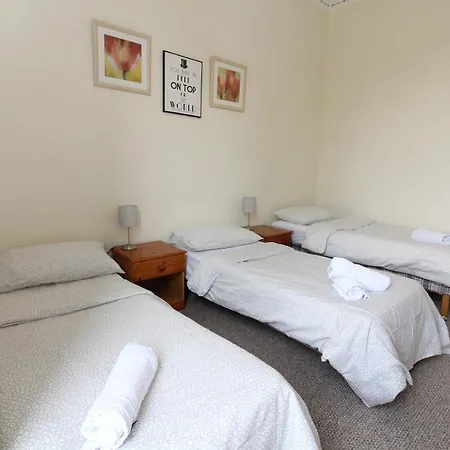 Two Bedroom Victorian With Free Parking *