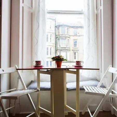 Cosy Flat Next To Cool Neighbourhood Apartment *