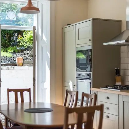 Victorian Elegance With Stunning Castle View Edinburgh