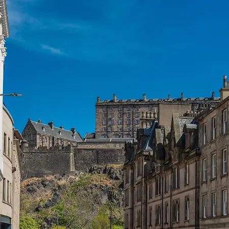 Victorian Elegance With Stunning Castle View *