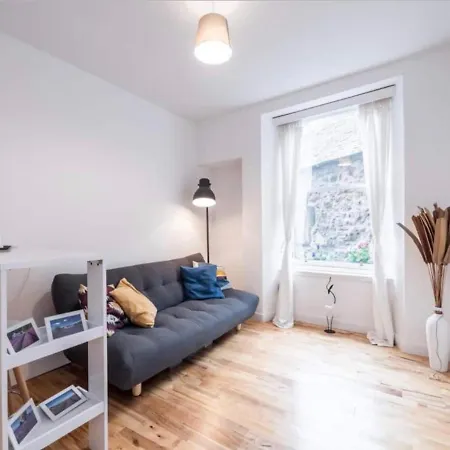 One Bedroom Apartment In Edinburgh City Centre *