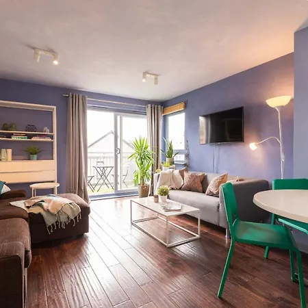 Bright And Spacious Apartment Near City Centre