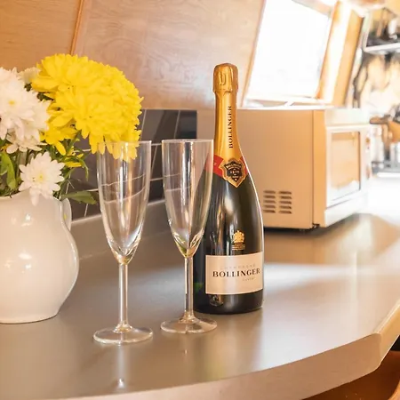 - Houseboats بوتيل