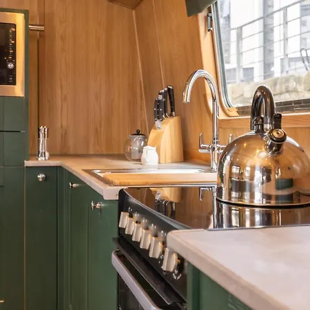 - Houseboats Botel Edinburgh