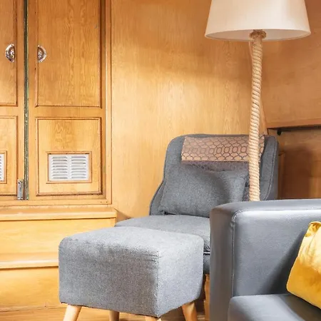 - Houseboats 4*