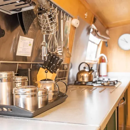 - Houseboats