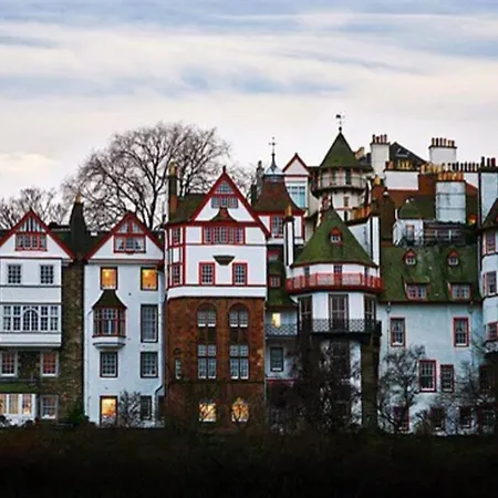 Fabulous 4 Bedroom Castle View شقة *