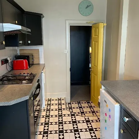 Delightful Sunny Flat דירה *