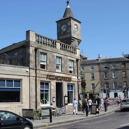 Sunny First Floor Stockbridge Flat *
