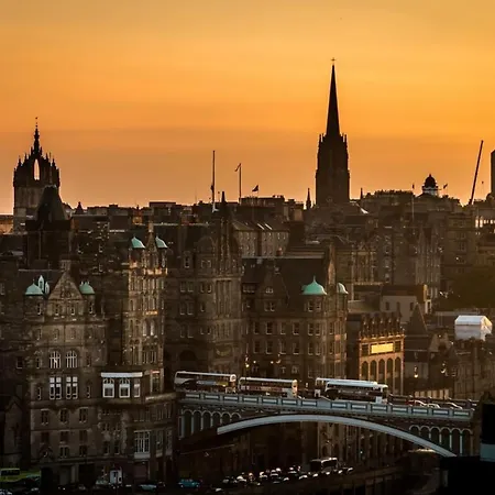 Sunny First Floor Stockbridge Flat * Edinburgh