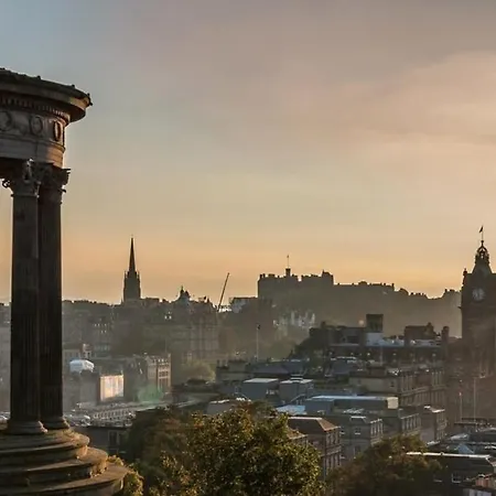 Sunny First Floor Stockbridge Flat * Edinburgh