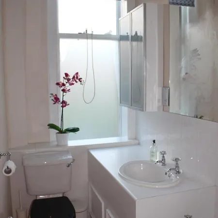 Sunny First Floor Stockbridge Flat