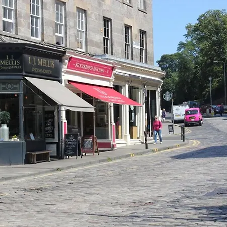 Sunny First Floor Stockbridge Flat *