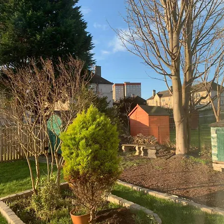 Maria- Bright And Modern Center .