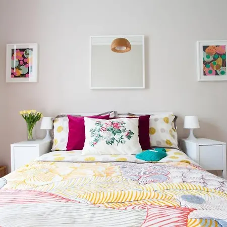 Cosy Flat Next To Cool Neighbourhood Apartment