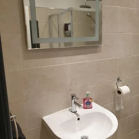 Πανσιόν Frederick Douglass - In The