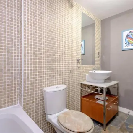 Apartment Bright And Spacious Apartment Near City Centre