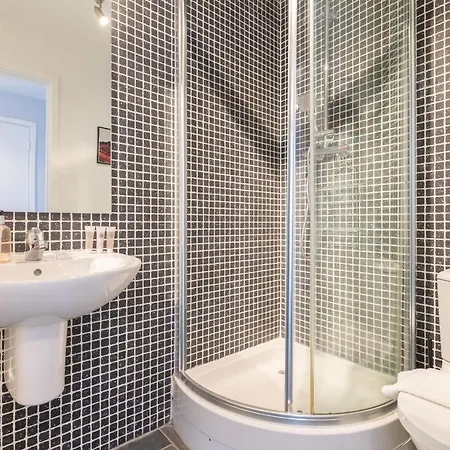 Bright And Spacious Apartment Near City Centre Apartment