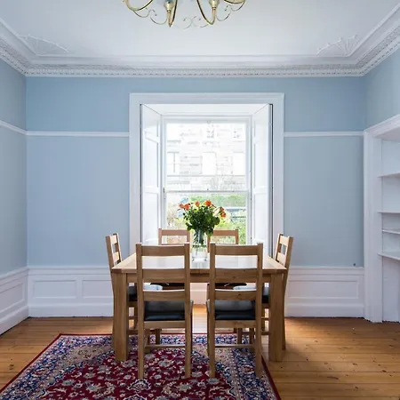 5 Bedrooms Central Apartment *
