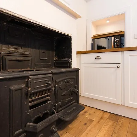 5 Bedrooms Central