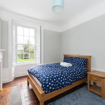 5 Bedrooms Central Apartment Edinburgh