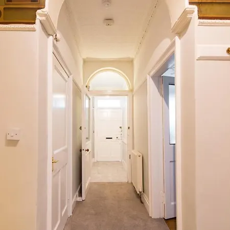 5 Bedrooms Central Apartment