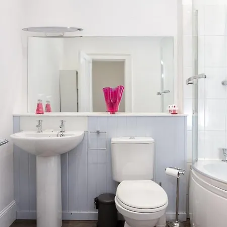 Large Modern 1 Bedroom Apartment In Edinburgh * אדינבורו