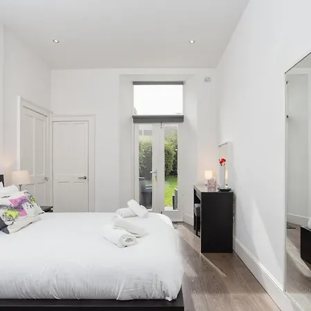 Large Modern 1 Bedroom Apartment In Edinburgh Apartment *