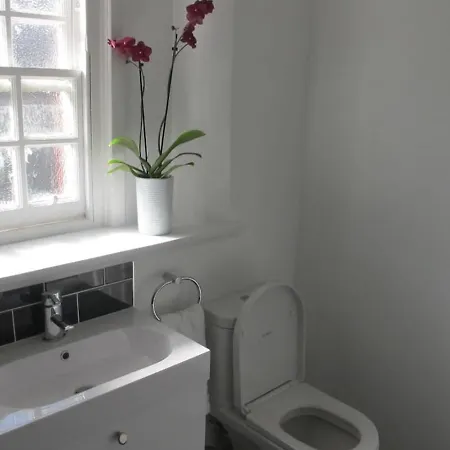 2 Chessels Court, Flat 3