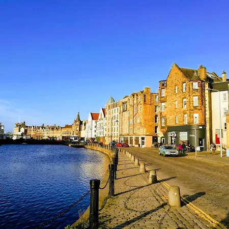 Attractive Leith Apartment *