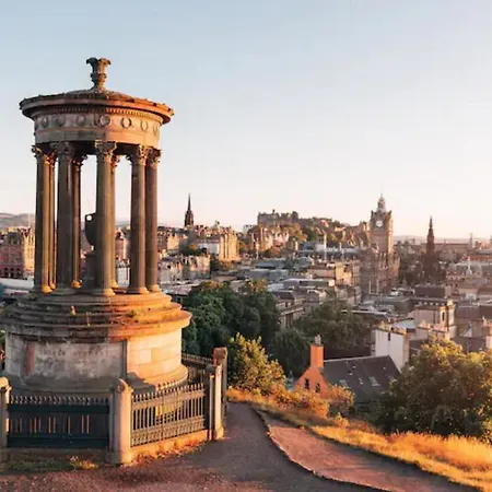 Historic Dean Village Treasure, Sleeps 4 * Edinburgh