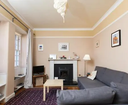Historic Dean Village Treasure, Sleeps 4 *