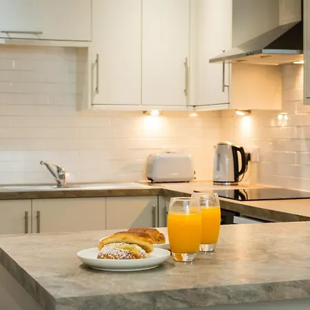 Beautiful In The Heart Of New Town Apartment *