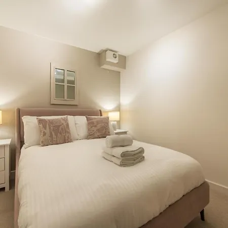 Beautiful In The Heart Of New Town Apartment *