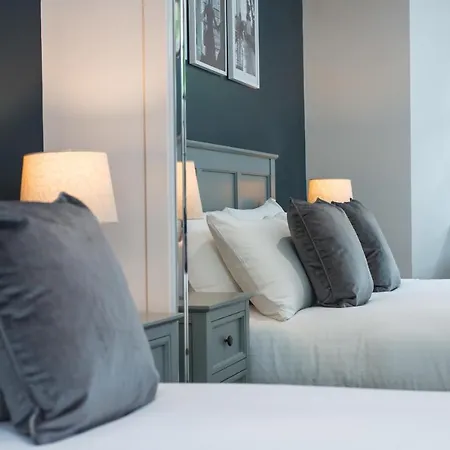 Beautiful In The Heart Of New Town Apartment