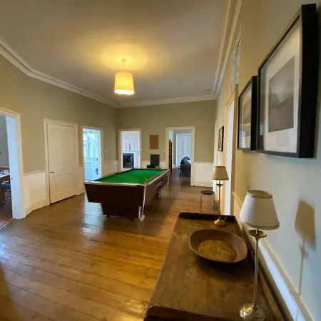 Grand City Apartment In Stockbridge Area Appartement