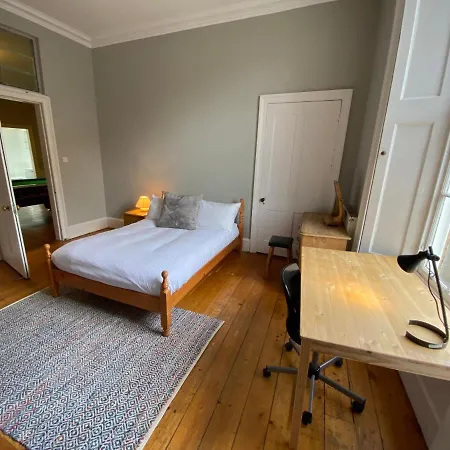 Grand City Apartment In Stockbridge Area Appartement