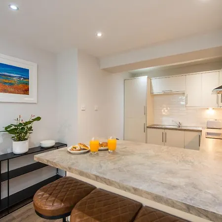 Beautiful In The Heart Of New Town Apartment