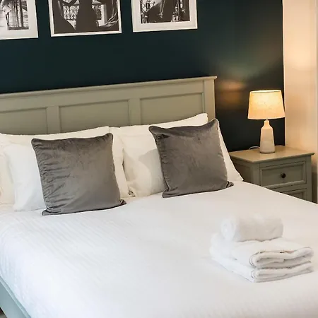 Beautiful In The Heart Of New Town Apartment *