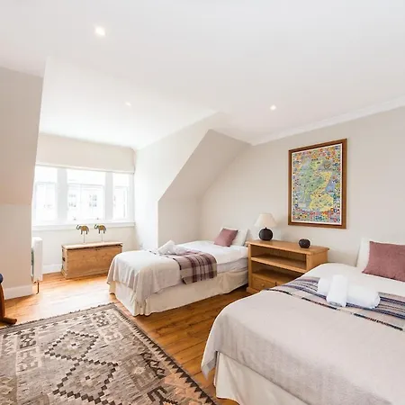The New Town Idyll @ Dublin Street Apartament