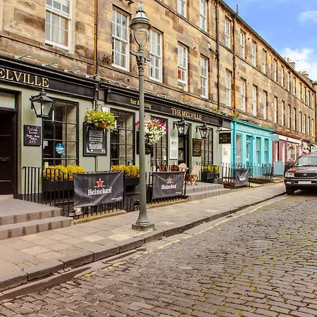 Shandwick - Centre - Sleeps 2 Apartment