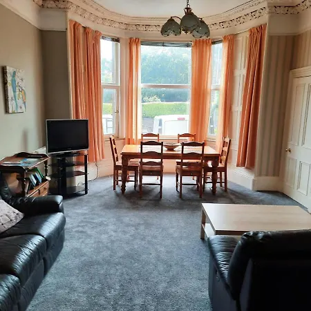 Victorian 3 Bedroom With Free Parking And Private Garden Apartment