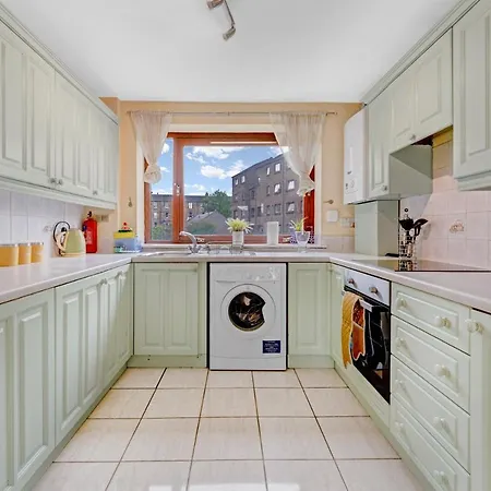 Modern & Spacious 3 Bedroom In Heart Of - Private Car Park On Site & Stunning Views Of Arthur Seat - Sleeps 10 Apartament Edynburg