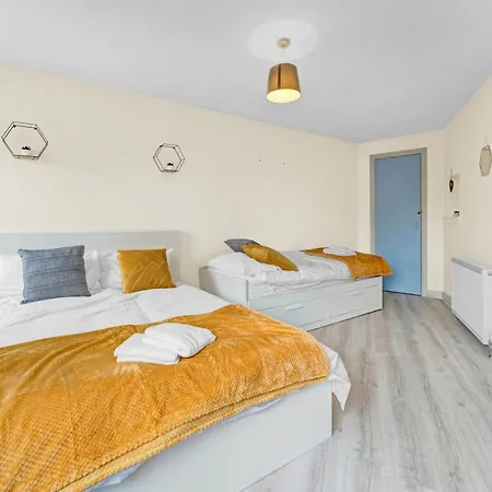 Modern & Spacious 3 Bedroom In Heart Of - Private Car Park On Site & Stunning Views Of Arthur Seat - Sleeps 10